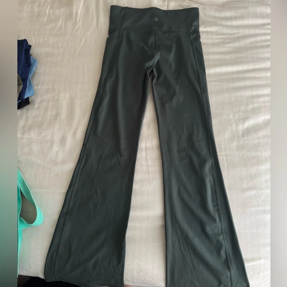 GAP Yoga Pants - Picture 2 of 2